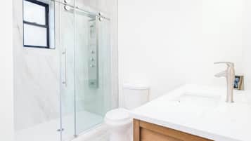 Haartrockner, Handtücher, Seife, Toilettenpapier