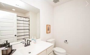 Douche, serviettes fournies, savon, papier toilette