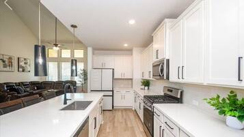 Microondas, horno, parrilla de estufa y lavavajillas