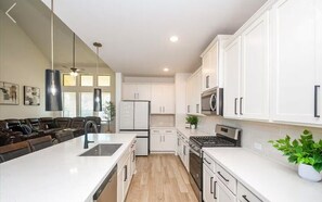 Mikrovågsugn, ugn, spishäll och diskmaskin