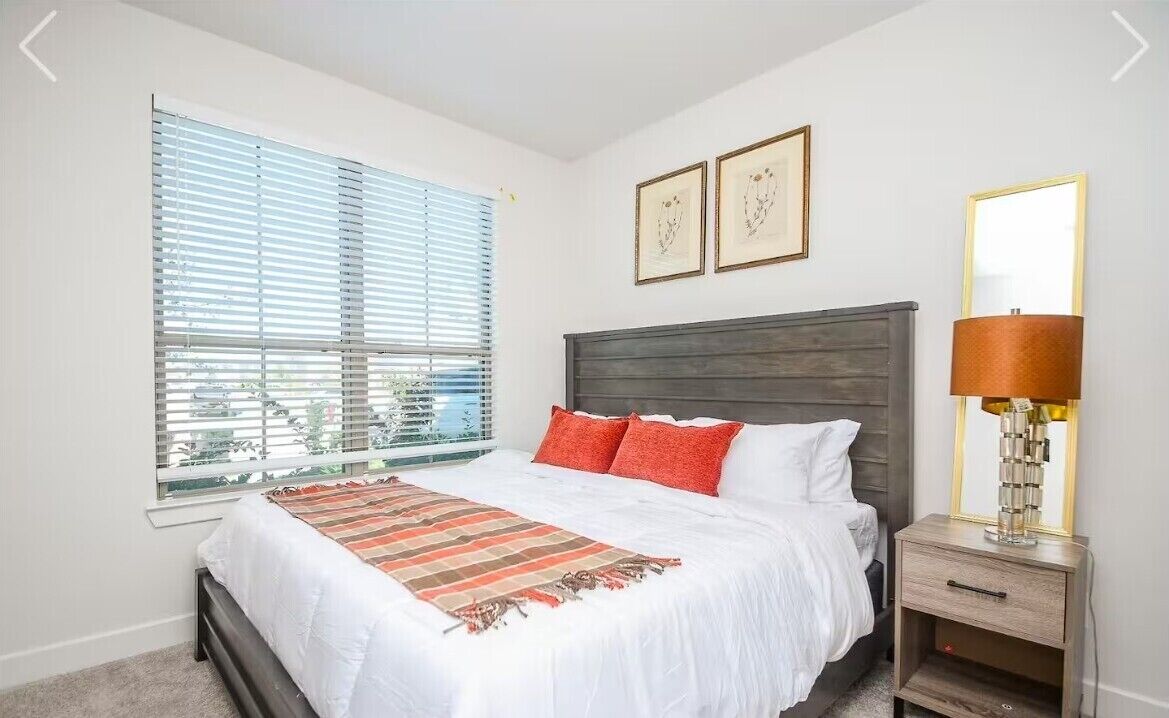 Tabla de planchar con plancha, internet y ropa de cama 