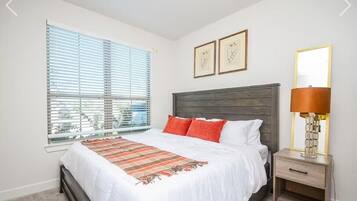 Tabla de planchar con plancha, internet y ropa de cama