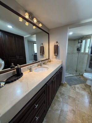 Shower, hair dryer, towels, soap - Spacious 2BR 2BA Beachfront Walk-Out Condo in Terrasol Resort, Cabo San Lucas (Cabo San Lucas)