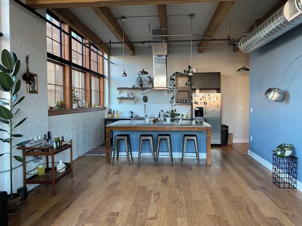 Oven, stovetop, dishwasher - Amazing Loft with Plants, Art, & Natural Sunlight. (Rochester)