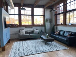 TV - Amazing Loft with Plants, Art, & Natural Sunlight. (Rochester)