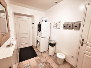 Ducha, toallas, jabón y papel higiénico