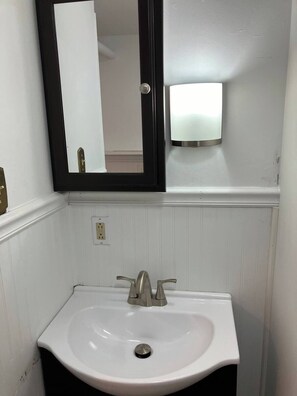 Douche, serviettes fournies, papier toilette