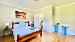 4 bedrooms, desk, free WiFi, bed sheets - A Bendy Beauty - Pet Friendly 100m to Dee Beach (Bendalong)