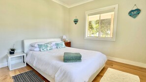 4 bedrooms, desk, free WiFi, bed sheets - A Bendy Beauty - Pet Friendly 100m to Dee Beach (Bendalong)