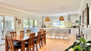 Dining - A Bendy Beauty - Pet Friendly 100m to Dee Beach (Bendalong)
