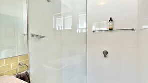 Shower, towels - A Bendy Beauty - Pet Friendly 100m to Dee Beach (Bendalong)