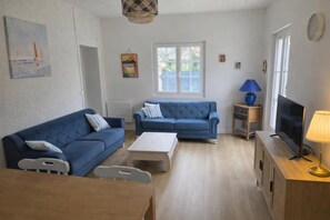 Living area - Family home 10 minutes from the ocean (Talais)