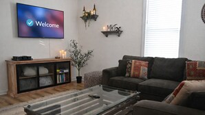 Smart TV, books - NEW! 7 Beds + Private Backyard + Driveway PERFECT for GROUPS! (Milwaukee)