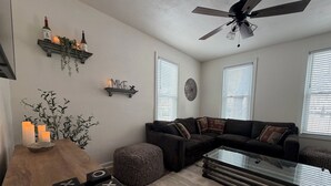 Smart TV, books - NEW! 7 Beds + Private Backyard + Driveway PERFECT for GROUPS! (Milwaukee)