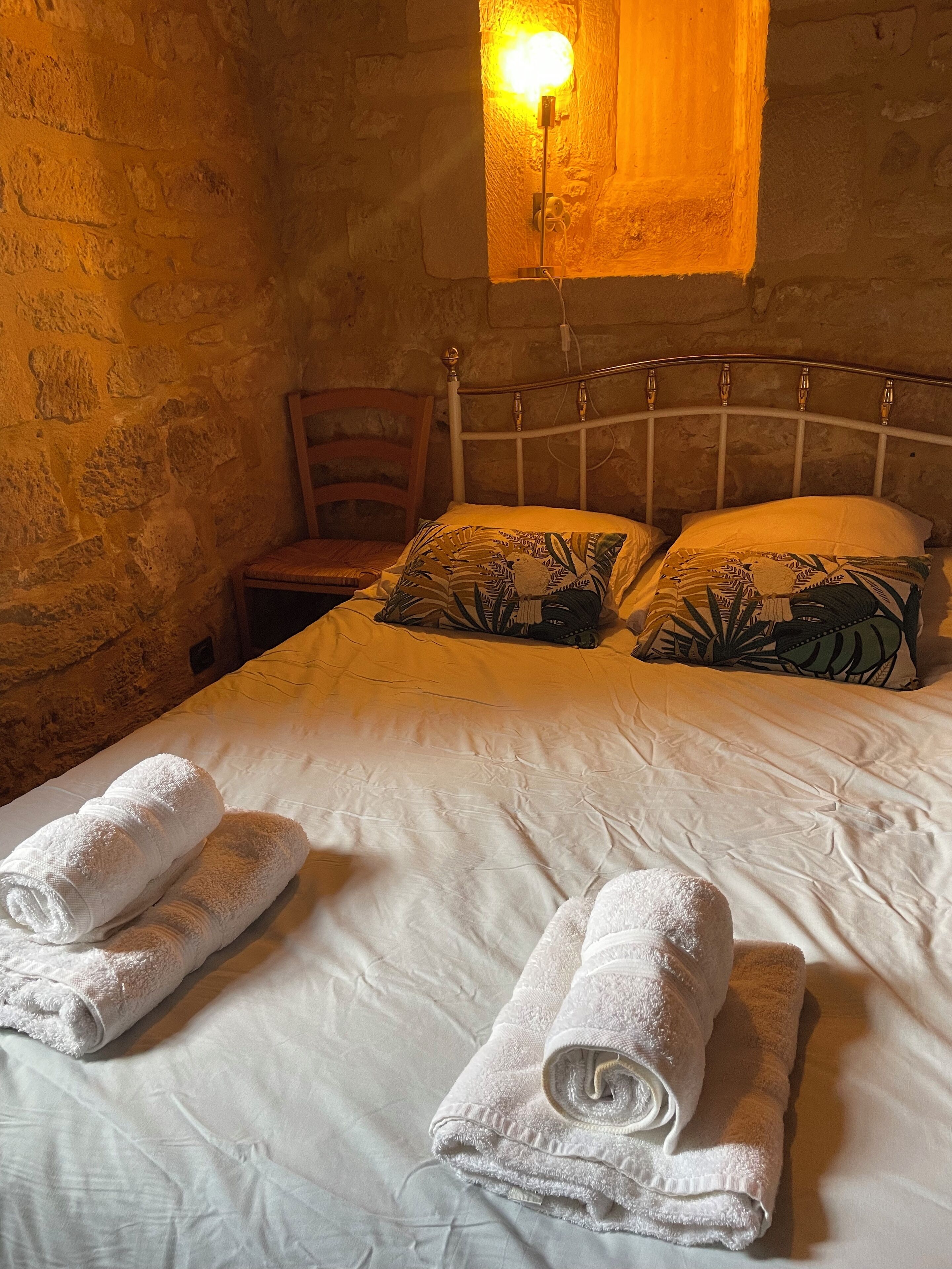 4 bedrooms, internet, bed sheets