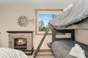 4 bedrooms, iron/ironing board, WiFi, bed sheets - The Pine Getaway on 60 Acres with Hot Tub (Pine)