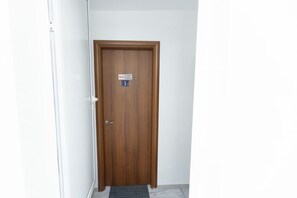 A wooden door with a sign indicating room number 1. - Le Floor Urban Escape Near Thessaloniki Center (Neapoli-Sykies)