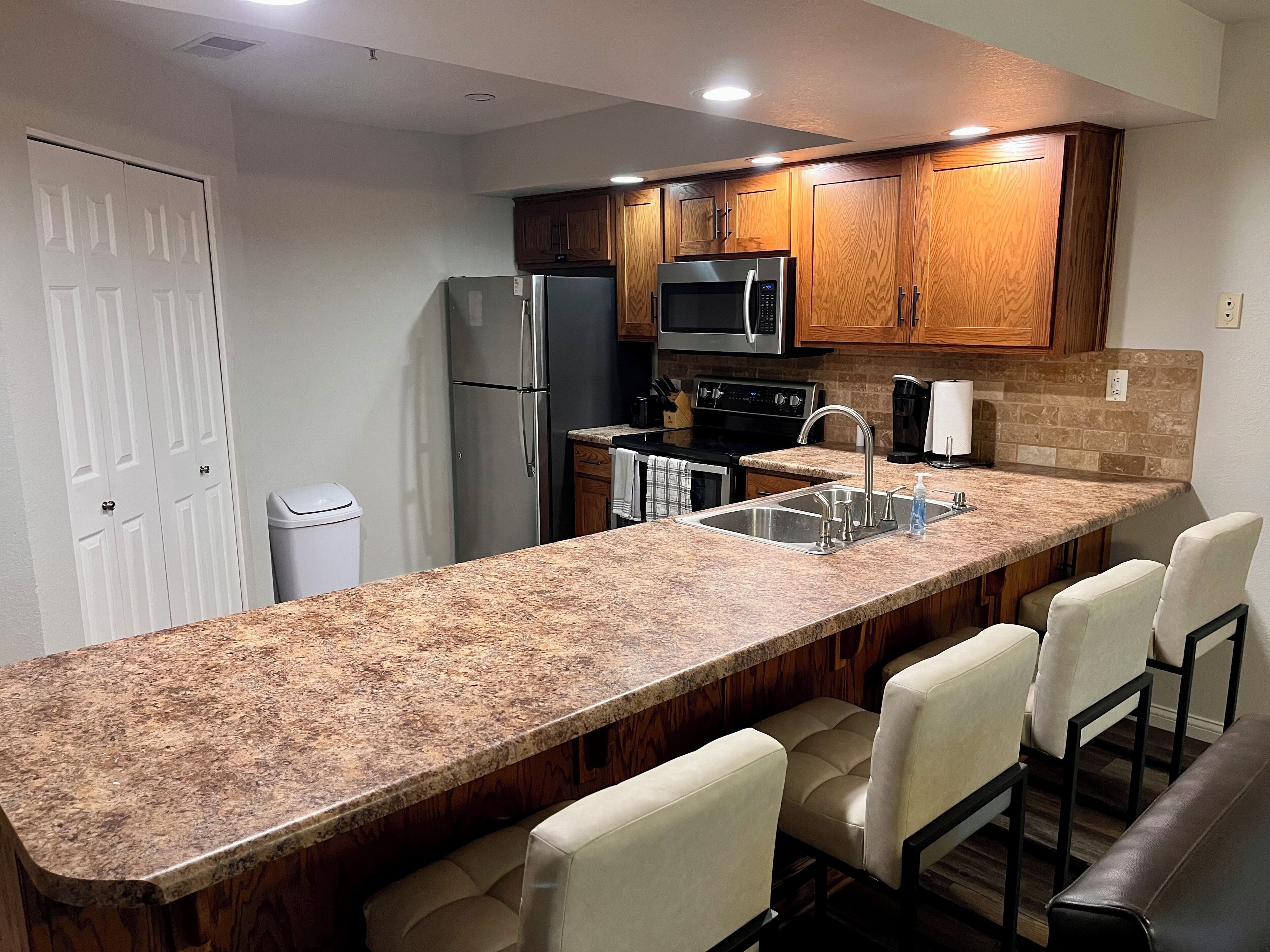 Een microgolfoven, een oven, een kookplaat, een vaatwasser