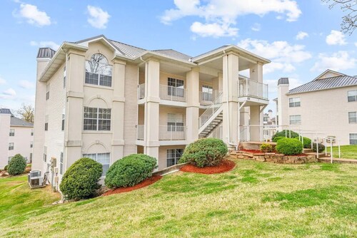 Beautiful newly decorated 3-bedroom condo with 2 pools in Branson