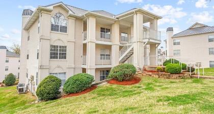 Beautiful newly decorated 3-bedroom condo with 2 pools in Branson