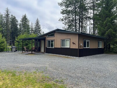 Serene 2-bedroom house in beautiful Gustavus perfect for relaxing getaway