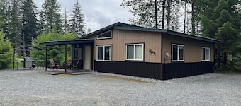 Serene 2-bedroom house in beautiful Gustavus perfect for relaxing getaway