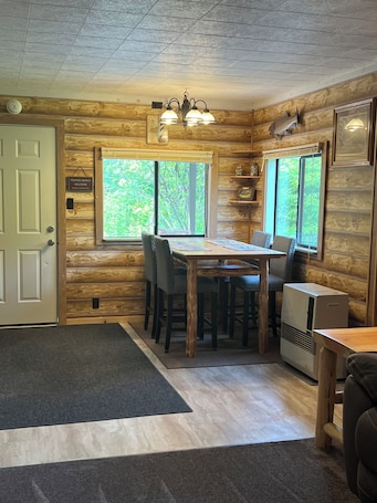 お食事. Serene 2-bedroom house in beautiful Gustavus perfect for relaxing getaway