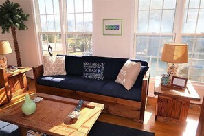 TV - 5 Bedroom Quiet Neighborhood Short Walk to Beach (Ocean Isle Beach)