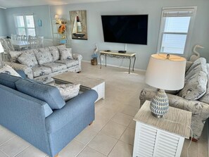 Living area - Dog Friendly 4 bedroom Canal House with Boat Dock (Ocean Isle Beach)