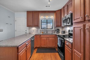 Fridge, microwave, oven, stovetop - 4 Bedroom Quiet Neighborhood Short Walk to Beach (Ocean Isle Beach)