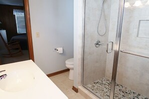 Bathroom - 4 Bedroom Third Row Cozy Beach Cottage (Ocean Isle Beach)