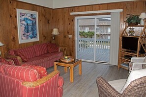 TV - 4 Bedroom Third Row Cozy Beach Cottage (Ocean Isle Beach)