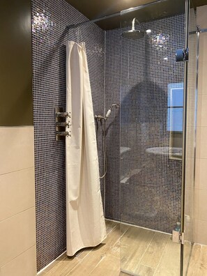 Towels, soap, toilet paper - Georgian 3BR Family Home in Hampstead Village moments from The Heath (London)