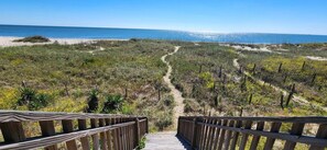 On the beach - Large 6 bedroom oceanfront house w/ pool (Ocean Isle Beach)