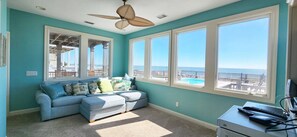 Smart TV - Large 6 bedroom oceanfront house w/ pool (Ocean Isle Beach)