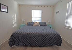 4 bedrooms, Internet - 4 Bedroom Dog Friendly Canal House with Dock (Ocean Isle Beach)