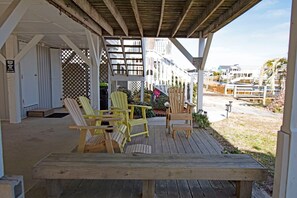 Outdoor dining - 4 Bedroom Dog Friendly Canal House with Dock (Ocean Isle Beach)