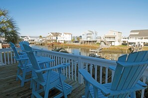 Terrace/patio - 4 Bedroom Dog Friendly Canal House with Dock (Ocean Isle Beach)
