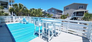 Outdoor dining - Cute 3 bedroom cottage close to beach with pool (Ocean Isle Beach)