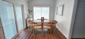 Dining - Cute 3 bedroom cottage close to beach with pool (Ocean Isle Beach)