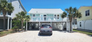 Exterior - Cute 3 bedroom cottage close to beach with pool (Ocean Isle Beach)