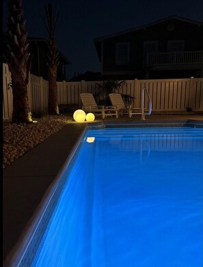 Pool - Cute 3 bedroom cottage close to beach with pool (Ocean Isle Beach)