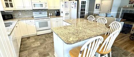 Geladeira, micro-ondas, fogão, cooktop