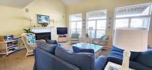 Smart TV - 5 Bedroom Canal House with Boat Dock, Close to Beach (Ocean Isle Beach)