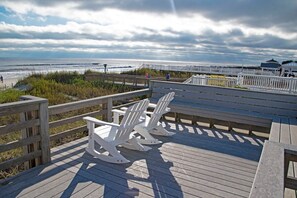 Terrace/patio - Large 6 bedroom oceanfront beach house (Ocean Isle Beach)