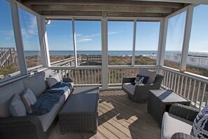 Interior - Large 6 bedroom oceanfront beach house (Ocean Isle Beach)