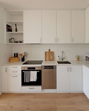 Frigorifero, microonde, forno, piano cottura