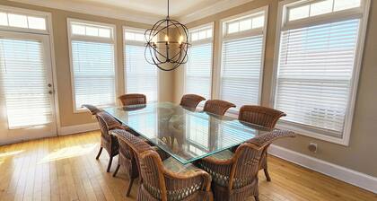 5 bedroom house with pool, close to center of town
