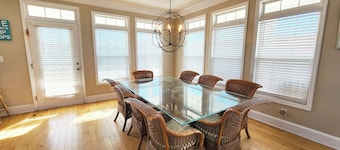 5 bedroom house with pool, close to center of town