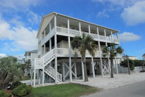 Exterior - 5 bedroom house with pool, close to center of town (Ocean Isle Beach)